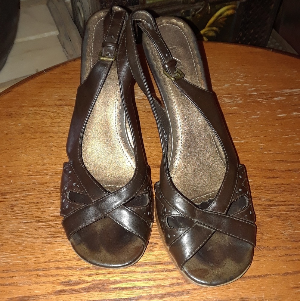 CUTE HEELS - Picture 3 of 8